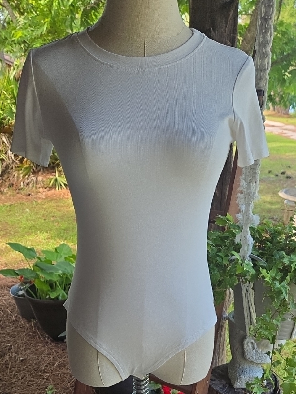 Cream Crew Neck Short Sleeve Bodysuit Size Medium